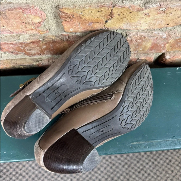 Yuu Tammy Leather Ankle Booties - Size 9 - Picture 3 of 4